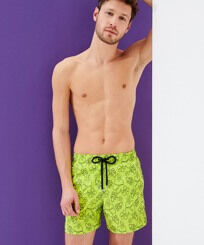 1996 Gilbert Tropic Badeshorts mit Stickerei für Herren – Limited Edition Lemongrass Vorderseite getragene Ansicht