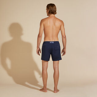 Pantaloncini mare uomo elasticizzati con cintura piatta tinta unita Blu marine vista indossata posteriore