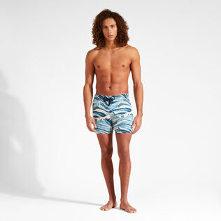 男士 Wave 弹力游泳短裤——Vilebrequin x Maison Kitsuné Blue 正面穿戴视图