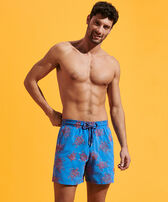 男士 VBQ Turtles 刺绣游泳短裤 - 限量版 Earthenware 正面穿戴视图