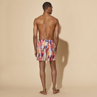 Ultraleichte und verstaubare Ikat Flowers Badeshorts für Herren Multicolor Rückansicht getragen