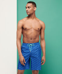 Maillot de bain ultra-léger et pliable homme long Micro Ronde Des Tortues Bleu de mer vue portée de face