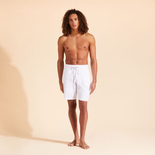 Bermudas de felpa de color liso unisex Blanco vista frontal desgastada