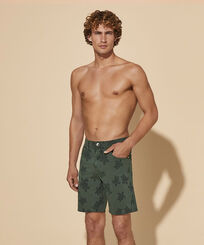 Men 5-Pockets Denim Bermuda Shorts Ronde des Tortues Pine vista frontale indossata