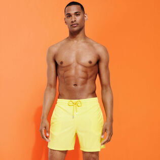 Ultraleichte und verstaubare Solid Badeshorts für Herren Mimose Vorderseite getragene Ansicht