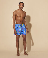 Pantaloncini mare uomo Ronde des Tortues Multicolore Earthenware vista frontale indossata