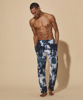 Pantalones de felpa con estampado Rough Ocean Tie and Dye para hombre Emerald vista frontal desgastada