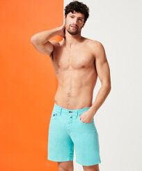 Bermudashorts aus Baumwollsatin im 5-Taschen-Design für Herren Lagune Vorderseite getragene Ansicht