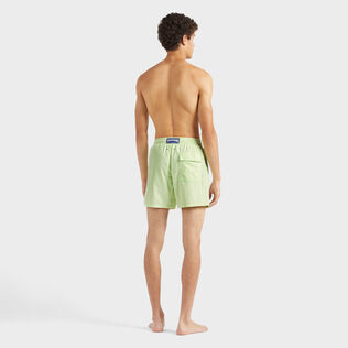 Solid Badeshorts für Herren Macaroon Rückansicht getragen