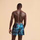 Ocean Stretch-Badeshorts für Herren Marineblau Rückansicht getragen