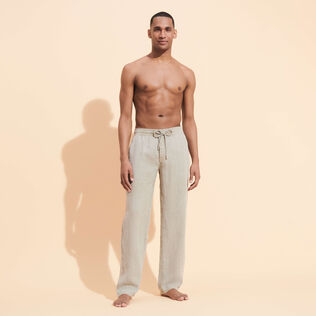 Pantaloni uomo in lino tinta unita Eucalyptus vista frontale indossata