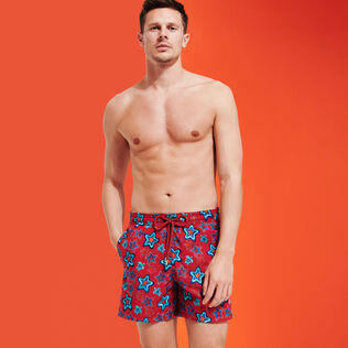 Costume da bagno uomo ricamato Stars Gift - Edizione limitata Burgundy vista frontale indossata