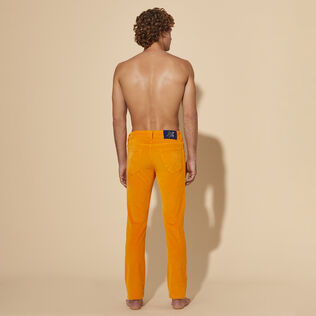 Pantaloni uomo a 5 tasche in velluto a coste 1500 righe Carota vista indossata posteriore