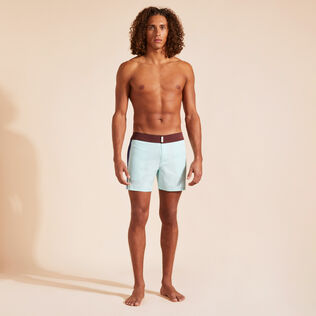 Color Block Stretch-Badeshorts mit flachem Bund für Herren Thalassa Vorderseite getragene Ansicht