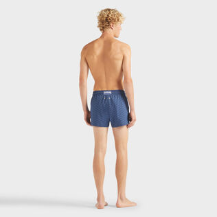 Bañador corto con estampado Fish Net para hombre Azul marino vista trasera desgastada