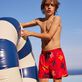 Pantaloncini mare bambino elasticizzati Ronde des Tortues Multicolores Papavero vista frontale indossata