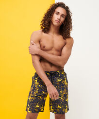 Maillot de bain stretch homme long Hidden Fishes Citron vue portée de face