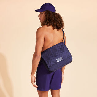 Bolso con estampado de jacquard Turtle Dance unisex Azul marino vista frontal desgastada