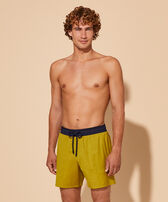 Pantaloncini mare uomo in lana Super 120' Sunflower vista frontale indossata
