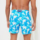 Ultraleichte und verstaubare Clouds Badeshorts für Herren Hawaii blue Rückansicht getragen