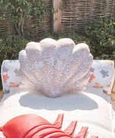 Coussin coquillage Broderies Anglaises - VBQ x MX HOME Blanc vue portée de face