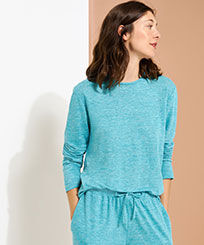 Unisex Linen Jersey T-Shirt Solid Heather azure 女性正面穿戴视图