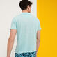 Polo en punto de lino de color liso para hombre Lazuli blue heather vista trasera desgastada