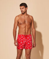 男士 Hermit Crabs 刺绣游泳短裤 - 限量版 Poppy red 正面穿戴视图