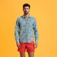 Camicia unisex leggera in voile di cotone Gulf Stream Thalassa vista frontale indossata