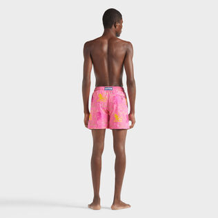 Maillot de bain homme brodé Octopussy - Édition Limitée Bougainvillier vue portée de dos