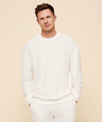 Solid Unisex-Sweatshirt aus Frottee Chalk Vorderseite getragene Ansicht