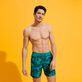 Bañador con estampado de tacto aterciopelado Poulpes para hombre Emerald vista frontal desgastada
