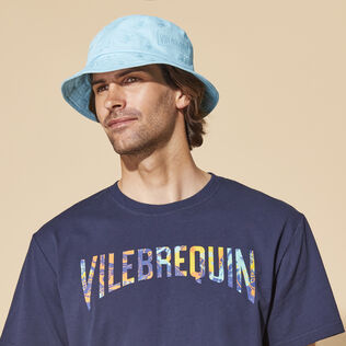 Embroidered Bucket Hat Turtles All Over Azzurro vista frontale indossata