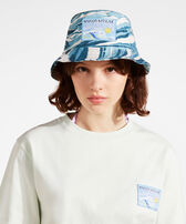 Cappello da pescatore unisex in cotone Wave - Vilebrequin x Maison Kitsuné Blu donne vista indossata frontale