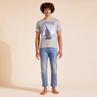 Camiseta de algodón de color azul con estampado Sailing Boat para hombre Gris jaspeado vista frontal desgastada