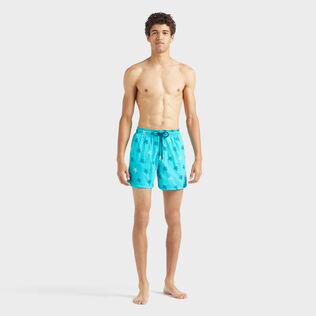 Pantaloncini mare uomo ricamati Micro Ronde des Tortues Diagonale - Edizione limitata Disco green vista frontale indossata