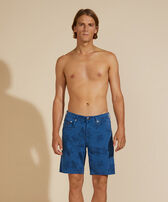 Ronde des Tortues Denim-Bermudashorts im 5-Taschen-Design für Herren Batik blue Vorderseite getragene Ansicht