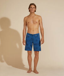 Men 5-Pockets Denim Bermuda Shorts Ronde des Tortues Batik azul vista frontal desgastada