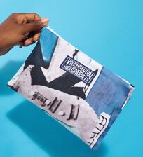 Trousse de plage écoresponsable en lin Californian Pool Dogtown - Vilebrequin x Highsnobiety Blue note vue portée de face