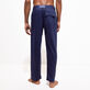 Pantalón unisex de lino de color liso Azul marino vista trasera desgastada