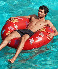 Inflatable Pool Ring Ronde des Tortues - VILEBREQUIN X SUNNYLIFE Poppy red front worn view