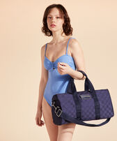 Sac de voyage 48h unisexe Turtle Dance Jacquard Bleu marine vue portée de face femme