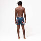 Pantaloncini mare uomo elasticizzati Passion - Vilebrequin x Deux Femmes Noires Goa vista indossata posteriore