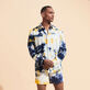 Camicia uomo in lino Tie & Dye Blu marine vista frontale indossata