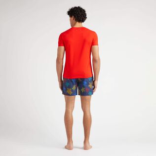 Camiseta de algodón orgánico con tortuga bordada para hombre Amapola vista trasera desgastada