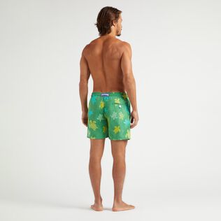 Maillot de bain homme brodé Tortue Multicolore Jungle vue portée de dos