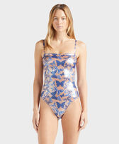 Bañador estilo bustier de una sola pieza con estampado Disco Butterflly para mujer Blush vista frontal desgastada