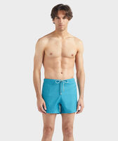 Bermuda uomo in lana Super 120 Azzurro vista frontale indossata