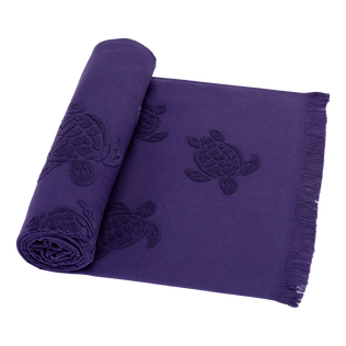 Telo da spiaggia in cotone organico Turtles Jacquard Midnight vista frontale indossata