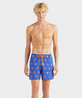 Pantaloncini mare uomo ricamati Micro Ronde des Tortues Diagonale - Edizione limitata Marrakech vista frontale indossata